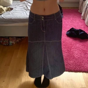 Jeanskjol  - En fin low waist jeanskjol som är helt oanvänd och skulle passa jättebra nu till hösten 🍂⭐️