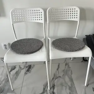 Vitt nytt matbord med två vita nya stolar plus två sittdynor med! 