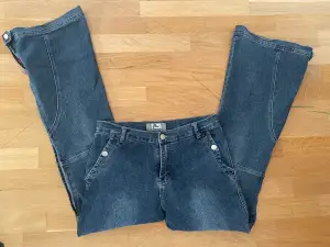 Jättesnygga bootcut jeans som jag säljer pga för liten storlek. Jättefina detaljer som dragkedjor vid bootcuten 