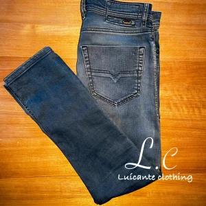 Diesel jeans slimfit  - Jeans från Diesel Jeans | Storlek 29/34 - Skicket på jeansen är mycket bra, utan några defekter - Pris: 399kr Nypris: 1,100kr - Modellen på bilden är 176cm & väger 64kg men bär oftast 28/32 | Vi rekommenderar att jeansen passar bättre på någon längre :) 