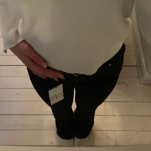 Mid-waist jeans - Ett par jättefina mid-waist bootcut jeans från ZARA i storlek 36, helt oanvända med lapparna kvar🩷 