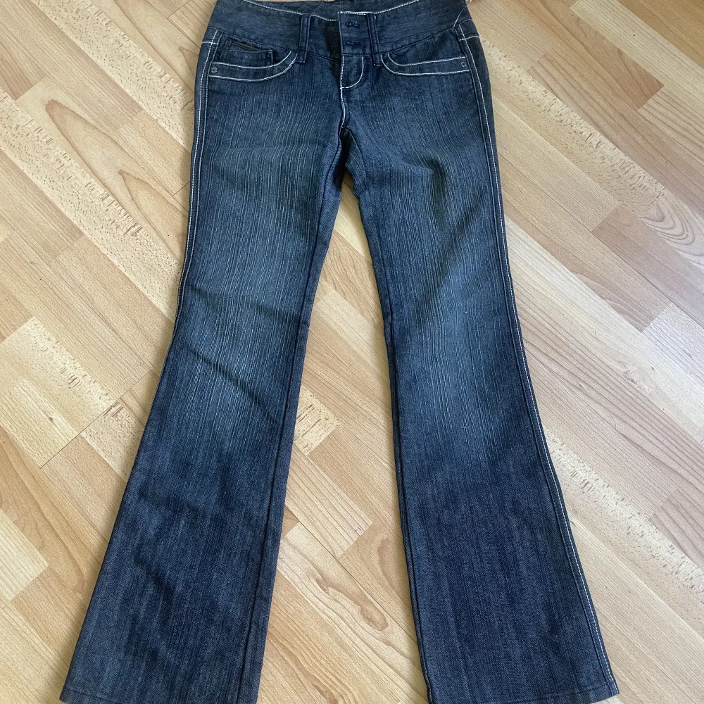 Helt nya oanvända bootcut jeans. Säljer för att de va för små för mig tyvärr.. Jeans & Byxor.