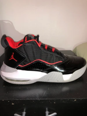 Jordans  - Tja! Säljer dessa Jordan Loyal för 700 kr, ordinarie pris 1700 kr footlocker. De är i väldigt bra skicka har haft de i ett år och har knappt använt de. Skriv gärna om ni är interesserad! 