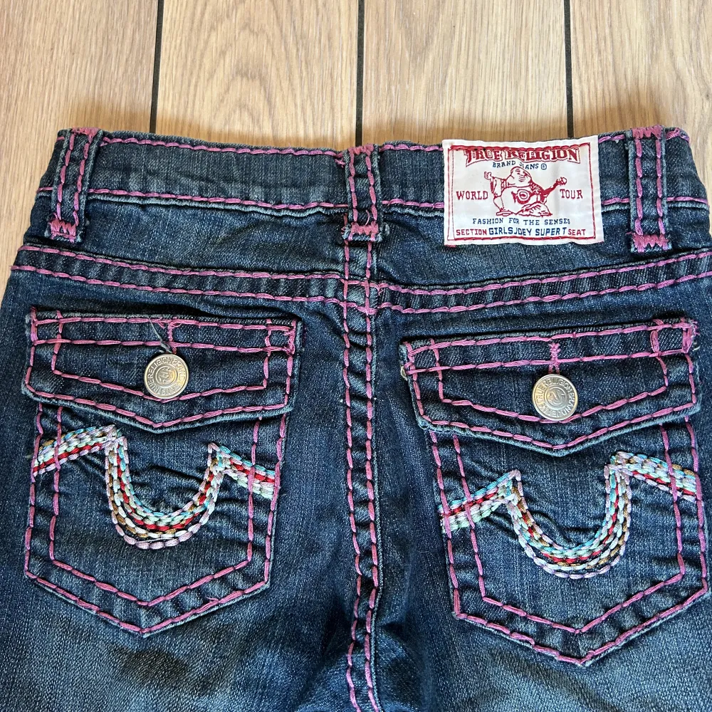 Jättefina True Religion-jeans säljes i nyskick.  Lågmidjade!  Storlek: 12, motsvarar 140/146 i svensk storlek.  Hör av för fler bilder . Jeans & Byxor.