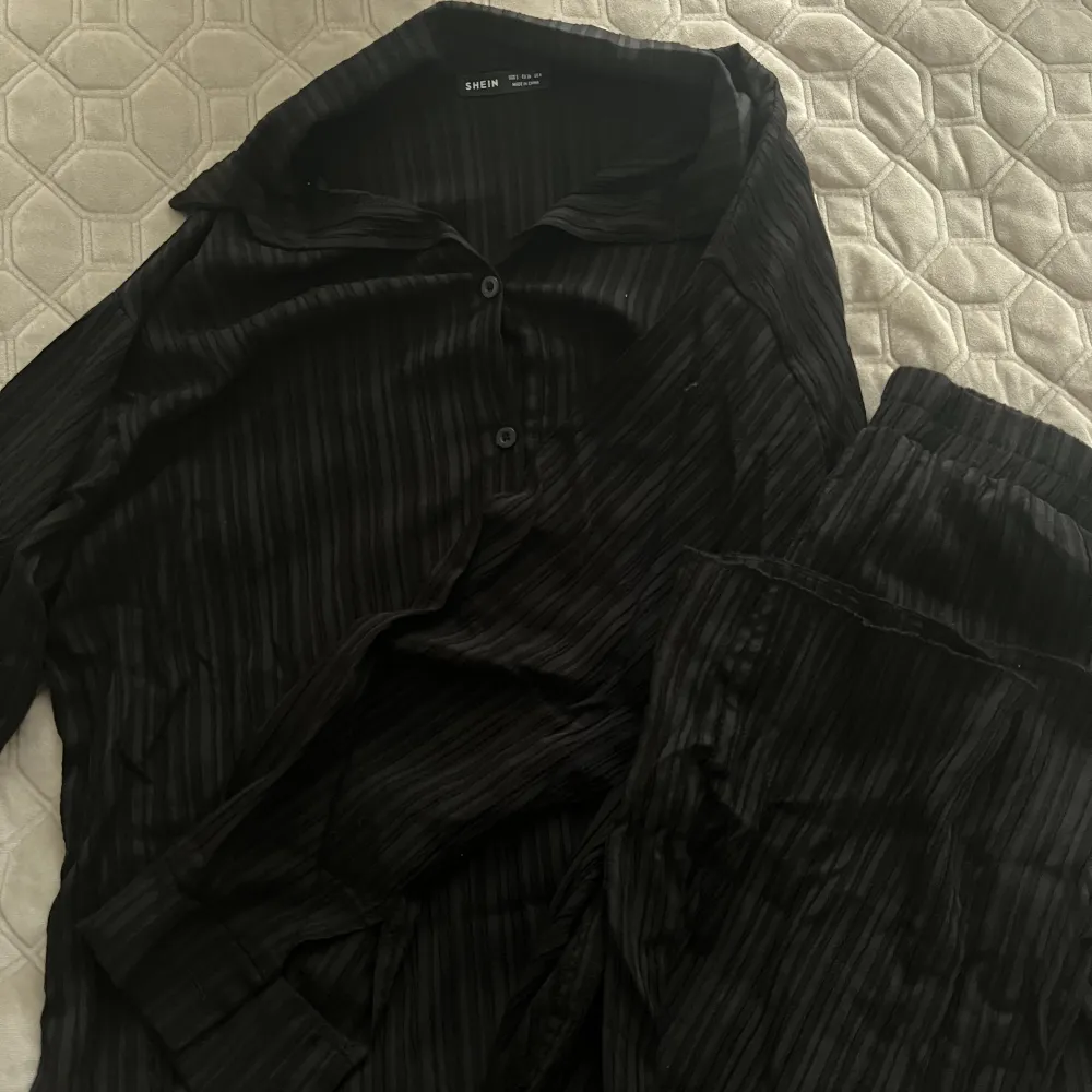 En tvådelad set från shein, skjorta och ett par matchade byxor till. Använd 1-2 gånger och är i ett bra skick och är nyligen köpt . Skjortor.