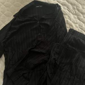En tvådelad set från shein, skjorta och ett par matchade byxor till. Använd 1-2 gånger och är i ett bra skick och är nyligen köpt 