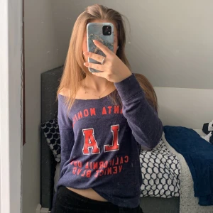 Tröja - Stickad mörkblå tröja med röd o vit text 