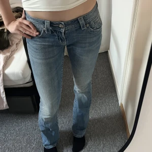 Bootcut miss en jeans  - Vintage bootcut jeans från miss me. Assnygga bakfickor. Jeansen är nästan i nyskick, inte ens slitna längst ner ❤️Storlek 26 men skriv privat för mått! 