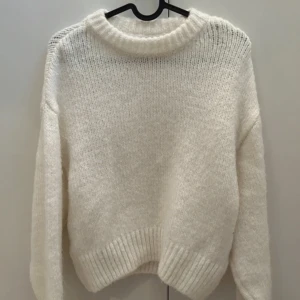 Vit tröja🤍 - Säljer världens skönaste tröja! Materialet är så mjukt och stickningen är sjukt fin!