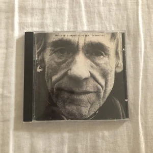 staring at the sea - the cure - begagnat fint skick. ⭐️  tar ej köp nu!!! betalning via swish i privat chatt. frakt tillkommer på 45kr ifall du ej kan mötas upp i östersund.
