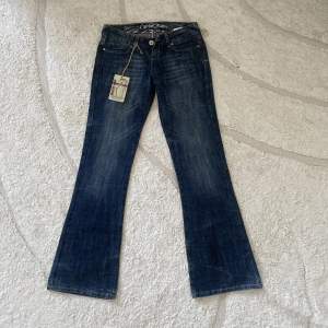 Väldigt snygga lowwaist bootcut jeans.  Innerlårslängd 80 cm, storlek 36/38. Älskar dem men de är tyvärr för små på mig. Oanvända! 