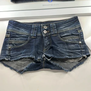 Lågmidjade shorts från Pepe Jeans - Säljer dessa supersnygga lågmidjade shorts från Pepe Jeans! Tyvärr är de lite för små för mig och de kommer därför inte till användning, inga defekter!🌸☺️