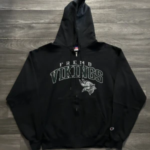 Champion Vikings Zip Hoodie  - Snygg champion zip Hoodie i storlek M! Bara att skriva om du undrar över något🙏
