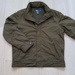 Ralph Lauren jacka - Ralph lauren vinterjacka i toppskick! Mörk grön/brun färg.  Storlek M, jag är 185 och väger 65 kg.