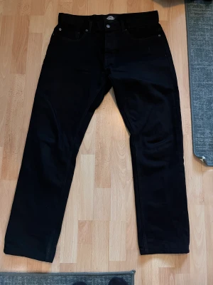 Dickies jeans - Storlek 32x32, straight leg loose fit. Bra nu till hösten. Är för stora för mig dock. Använd 10 ggr Max 