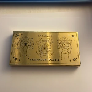 Ögonskugga  - Har en  helt oandvänd ögonskuggor. Nypris 325kr/st