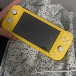 Nintendo switch  - Om någon vill köpa köp den, använd få gånger, köpte den till min syrra men hon har använt den runt 7 gånger bara… därför säljer jag den, den är i nyskick och jag kan omställa den om ni nu skulle vela det, Ajde ha de gött 🤙🏼