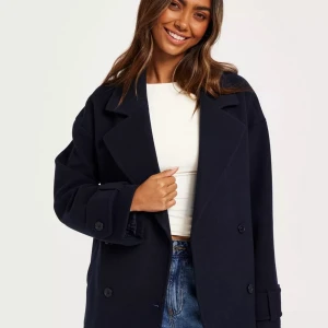 Nelly kappa - Marianblå oversized kappa från nelly i storlek XXS men passar även som storlek S. Helt oanvänd och har kvar prislapp. Jag är 162 cm lång. 