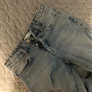Baggy jeans från zara. Pris kan diskuteras. Säljer pga behöver bli av med kläder 