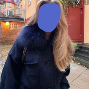 Liknande meotine jacka💙 - Säljer den här liknande meotine kappa (bild 1) som är helt slutsåld och som ej går att få tag på längre!💞💘Pälsen går att ta av!🩷Kappan är mörkblå💙Är   lite nopprig men är inget man tänker på!💕 Högsta budet är än så länge 945, köp direkt för 1000kr💗❤️