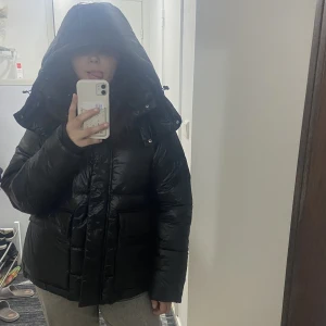 Indiska jacka  - Hej!  Säljer denna populära jacka från indiska som är helt slutsålt. Helt oanvänd!! Endast testad. I storlek M. 