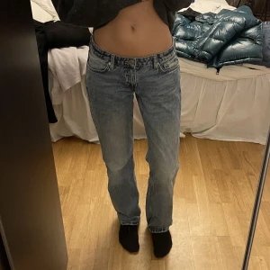 lowwaist jeans - Från Weekday i modellen arrow 27/32 skulle säga att de är som en 36. Jag är 170