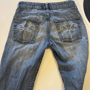 Vintage bootcut jeans, low waist 😍 Snyggt mönster på bakfickorna dessutom 🩵🤍