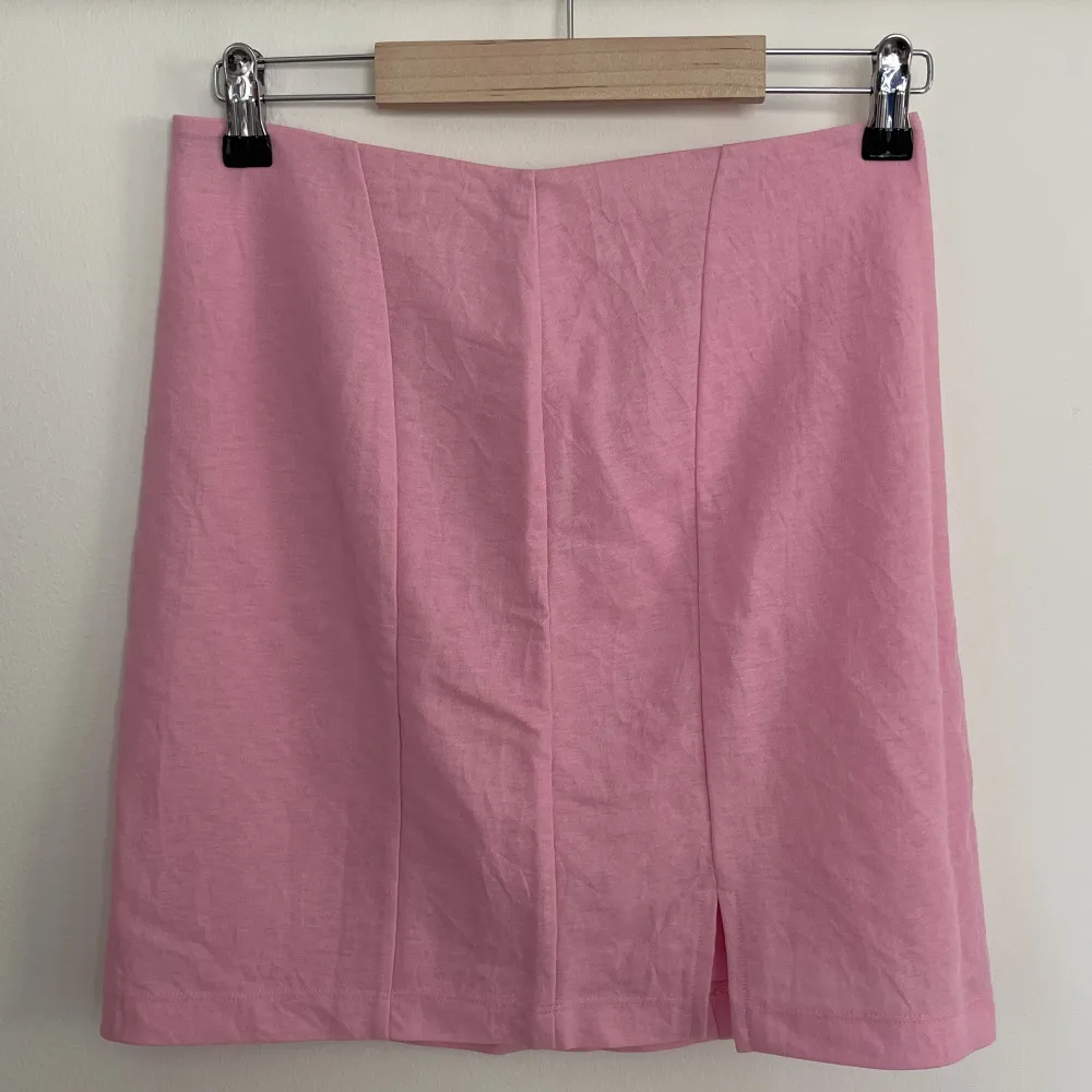 En rosa kjol med slits från bikbok som glömts bort i garderoben! Aldrig använd, endast prövad hemma . Kjolar.