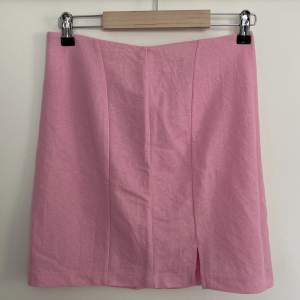 En rosa kjol med slits från bikbok som glömts bort i garderoben! Aldrig använd, endast prövad hemma 