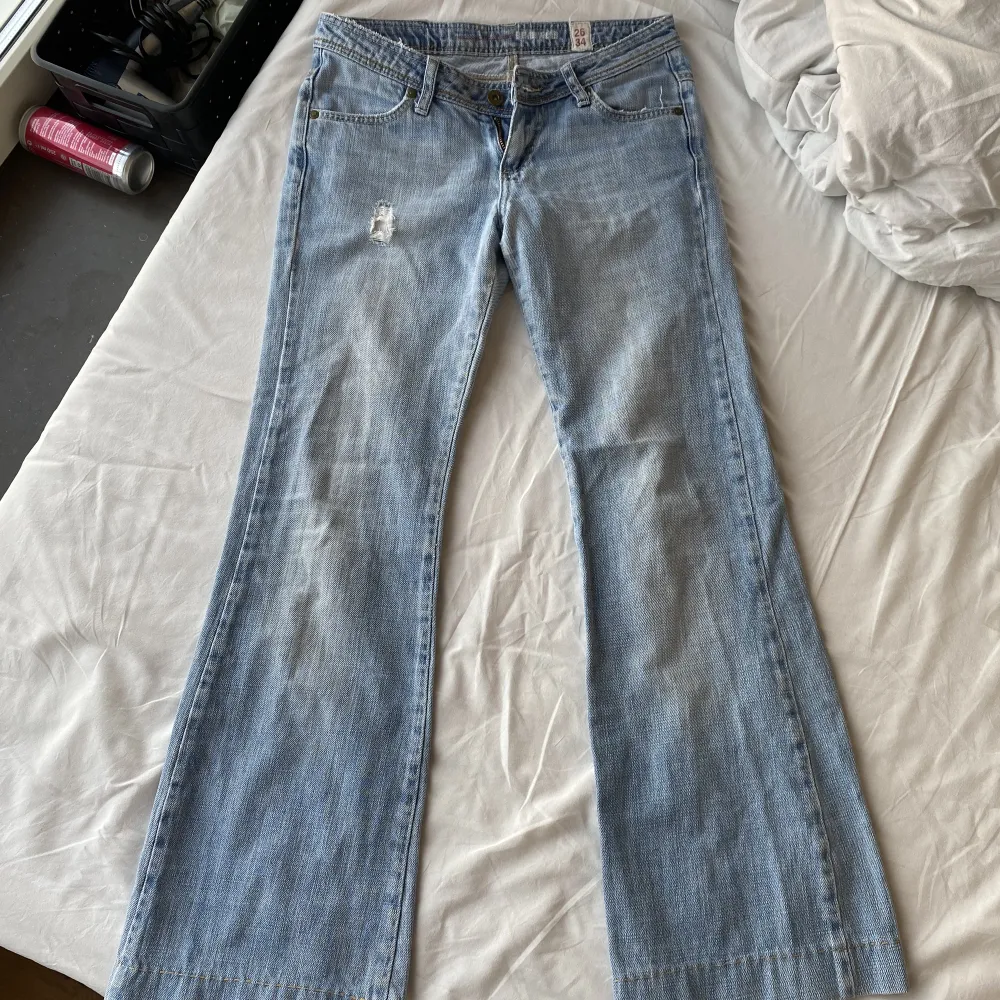 Jättesnygga lågmidjade bootcut/flare jeans som jag säljer då dem inte passa mig💖💖 Skriv för fler bilder/mått m.m. Jeans & Byxor.
