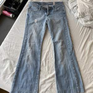 Jättesnygga lågmidjade bootcut/flare jeans som jag säljer då dem inte passa mig💖💖 Skriv för fler bilder/mått m.m