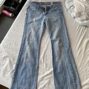 Lågmidjade byxor  - Jättesnygga lågmidjade bootcut/flare jeans som jag säljer då dem inte passa mig💖💖 Skriv för fler bilder/mått m.m
