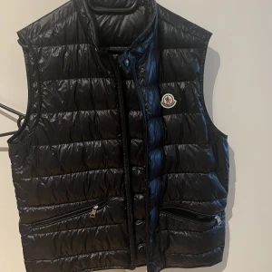 Moncler Gui Väst - Är i perfekt skick. Knappt använd 