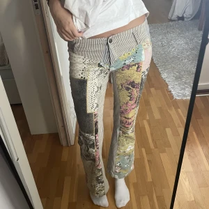 Coolt mönster byxor - Byxor i jeansliknande material med fint mönster 🫶 perfekt statement piece att göra outfitsen coolare med, lite korta på mig som är 170