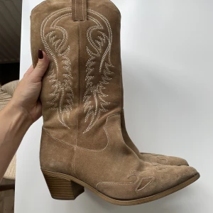 Cowboyboots  - Säljer nu mina cowboyboots då jag inte använder tillräckligt!! säljer för 500kr Strl 39-40💓