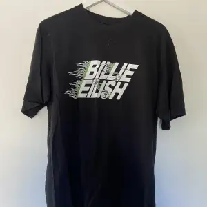 Billie Eilish t-shirt som såldes på Uniqlo. 
