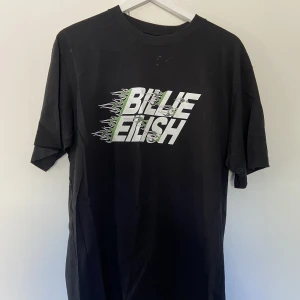 Billie Eilish t-shirt  - Billie Eilish t-shirt som såldes på Uniqlo. 