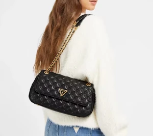 Helt ny väska  - Helt ny köpt väska från Guess. Köptes i Italien och därför inte går att returnera. Köptes för runt 1500kr men kan sälja den för 1000 men är öppet till prisförslag. 