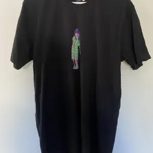 Billie Eilish t-shirt som är tryckt på spreadshirt, inspiration från takashi murakami musikvideon ”you should see me in a crown”. 
