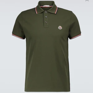 Moncler pike Grön - Köpt för och ha till jobbet men fick sparken så piken är helt ny och fräsch!  Har kvitto och allt möjligt till den! Säljes billigt pga har ej användning av tröjan!  Storlek S