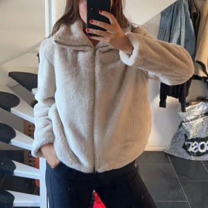 Pälsjacka - Säljer denna skitsnygga höst/vinter jackan då jag redan har en exakt likadan hemma. Den är använd 1 gång men är som helt ny. Nypris 1000kr.  