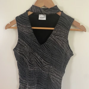 Party topp - Super fin topp! Har som en chocker del! Glitter med tigerrandiga mönster 