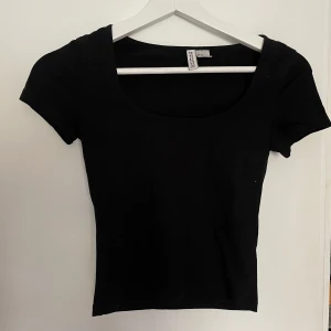 svart t shirt  -  svart topp fint skick, knappt använd💕