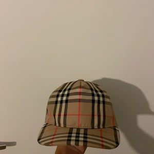 Burberry keps - Säljer en burberry keps. Fint skick väldigt lite användning 6-7 gånger bara. Vid fler frågor skriv dm. Pris ej hugget i sten 