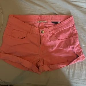 rosa jeansshorts  - söta skrikrosa/ korall jeansshorts, barnstorlek passar som en xxs/xs en liten s kanske💕 de har smååå fläckar precis vid kanten men syns knappt!