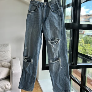 Slitna straight jeans - Bra skick, använda en gång. 