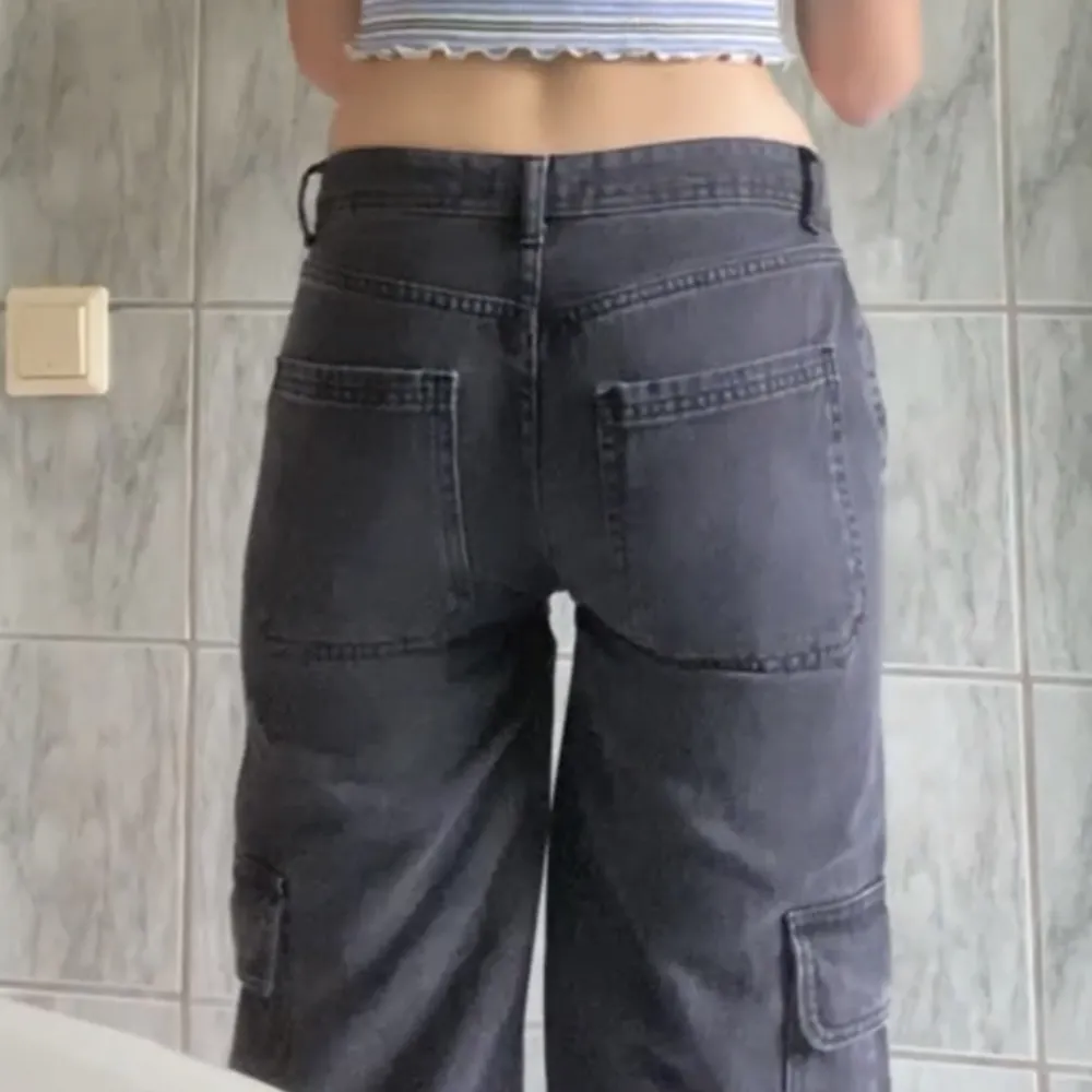 Low waisted svarta cargo jeans skirt Privat för fler bilder o info om längd! inerbennslängd är79cm. Jeans & Byxor.