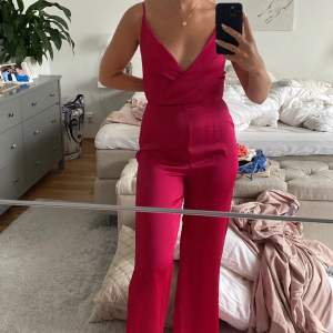 Rosa jumpsuit, använd endast en gång men tyvärr lite för liten.  Storlek 36 