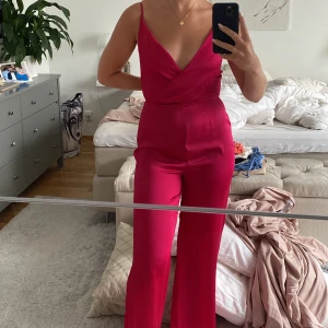Jumpsuit - Rosa jumpsuit, använd endast en gång men tyvärr lite för liten.  Storlek 36 