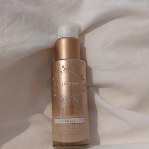 Lumene foundation - Säljer denna glowiga foundation ifrån lumene. Aldrig andvänd på huden men testat på min hand. Den är I färgen light. Minst 50kr för den.💗